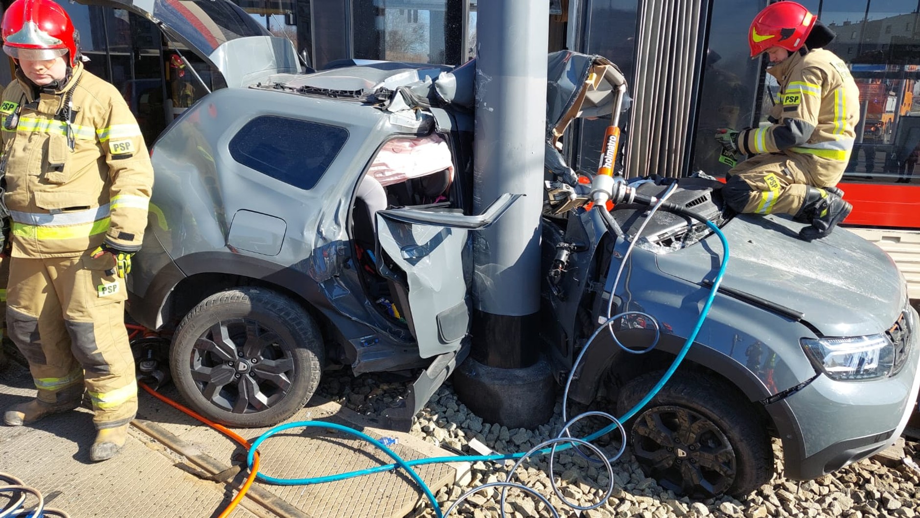 Groźny wypadek w Gdańsku. Potężny SUV wygiął się jak precel