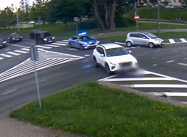 Wybiegł z auta i podbiegł do radiowozu. "Chłopiec zrobił się blady" [WIDEO]