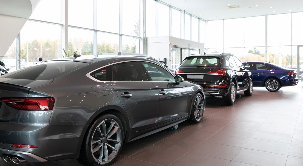 Salon sprzedaży samochodów (zdjęcie ilustracyjne)