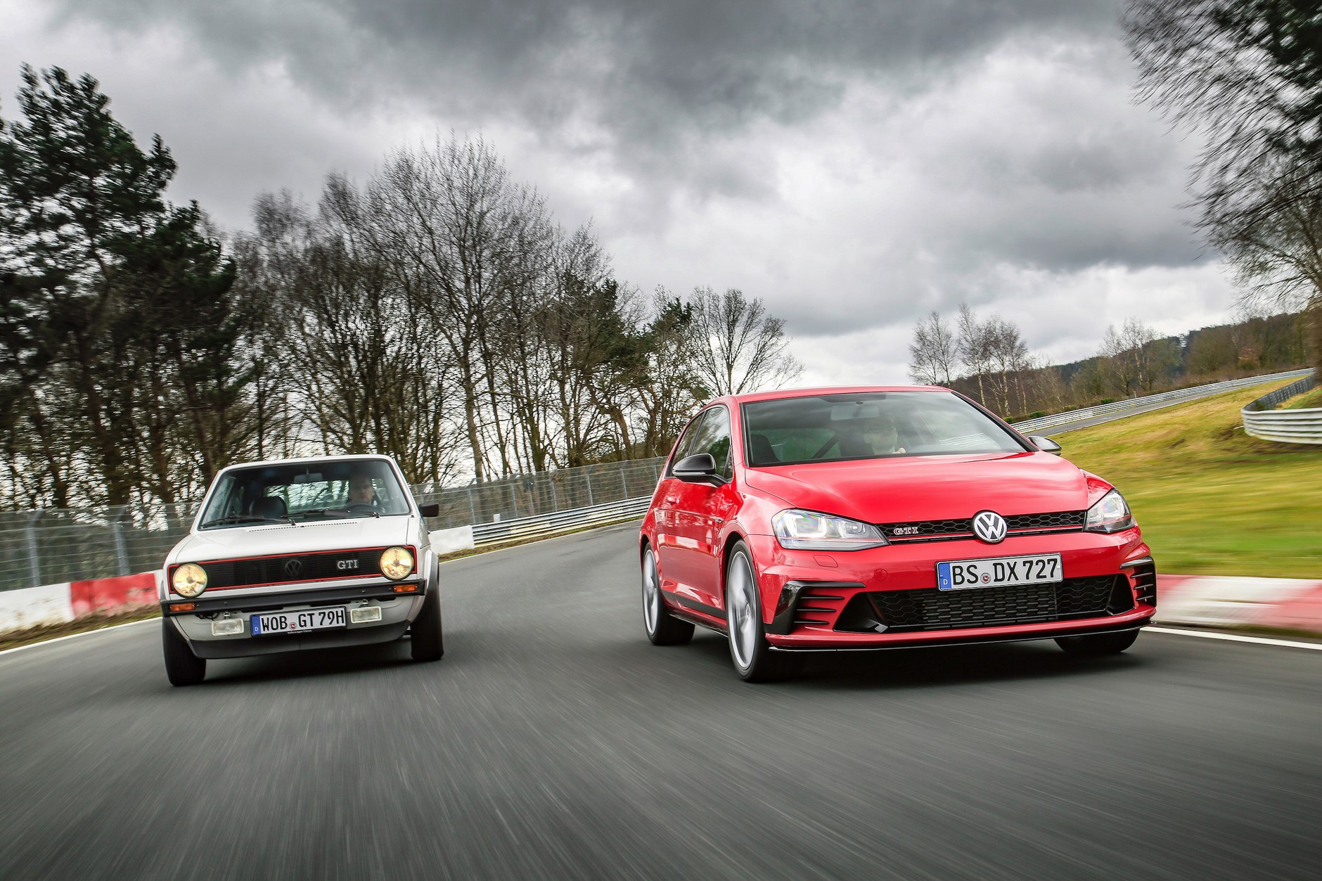 Volkswagen Golf GTI - pierwsza i najnowsza generacja