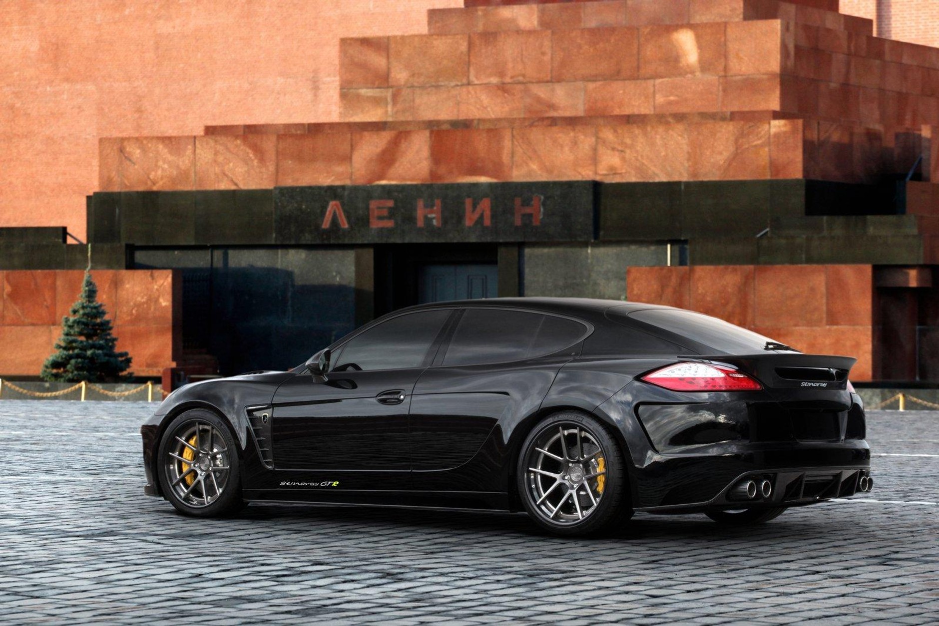 Skóra krokodyla i złoto w Porsche Panamera