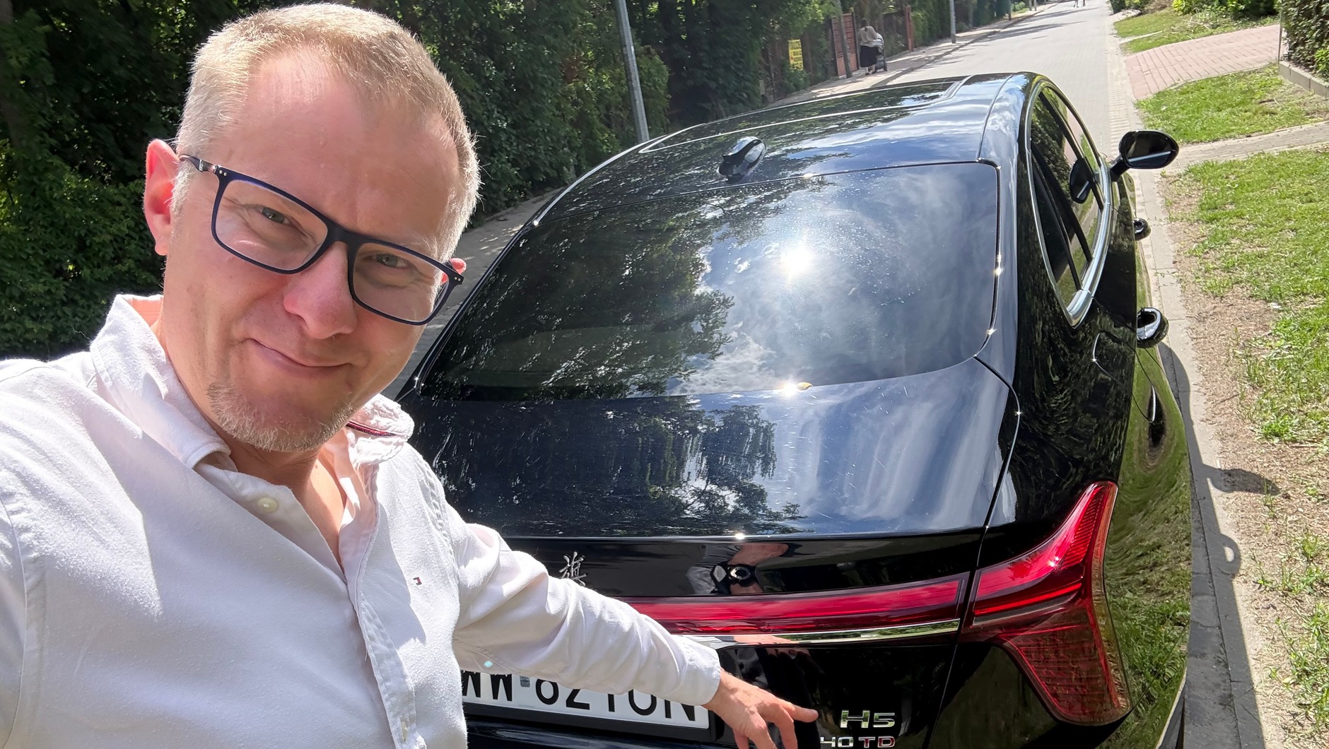 Napis na tylnej klapie Hongqi jest zwodniczy: kojarzy się z 4-litrowym silnikiem pod maską; tak naprawdę jednak nic nie znaczy