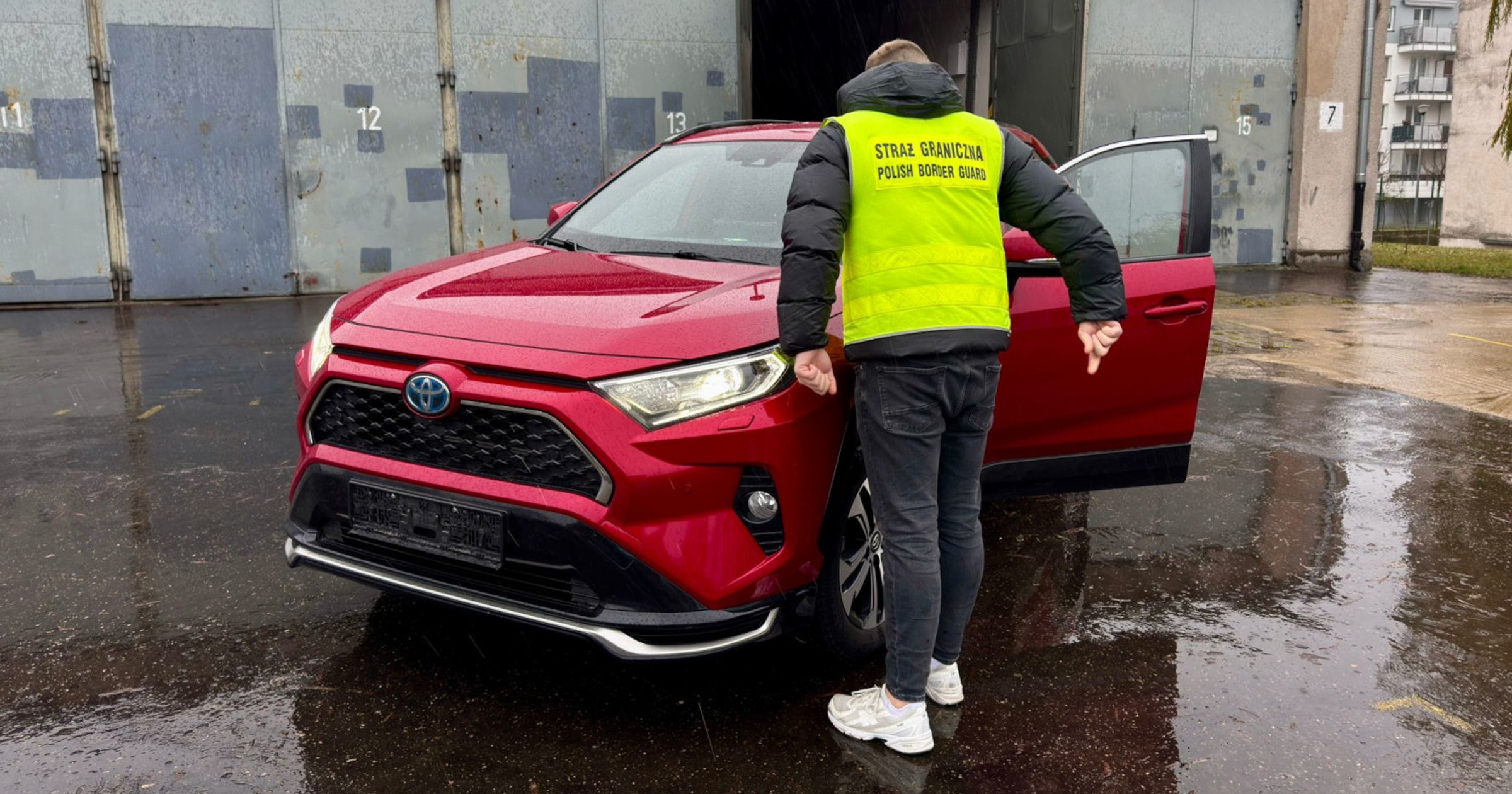 Funkcjonariusz Straży Granicznej przy odzyskanej Toyocie RAV4 pochodzącej z kradzieży