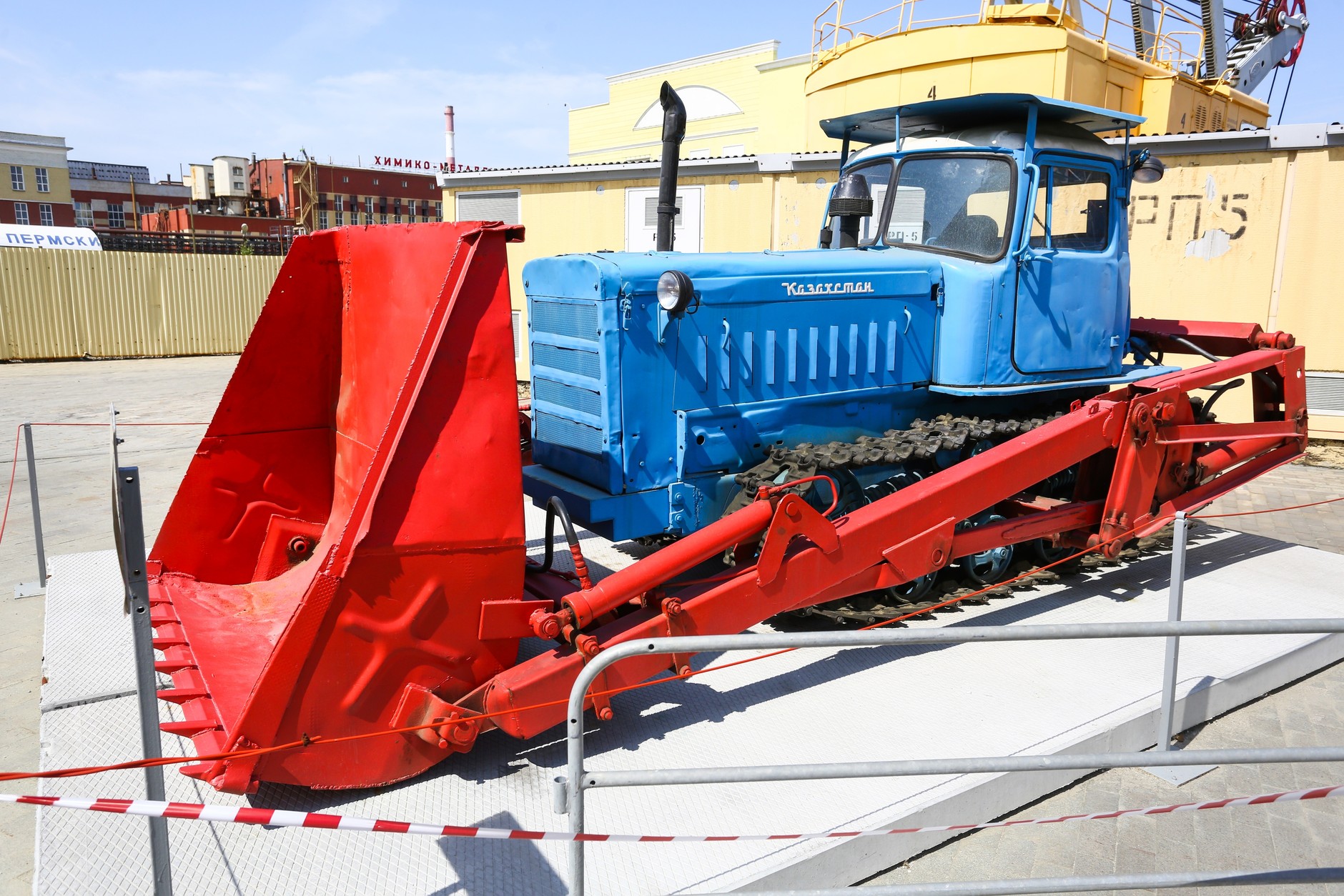 W starszych maszynach, dostosowanych do zimowej eksploatacji, zamiast rozruszników elektrycznych, stosowano rozruszniki spalinowe. 