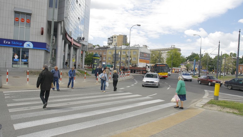 Przejście dla pieszych na ruchliwym skrzyżowaniu
