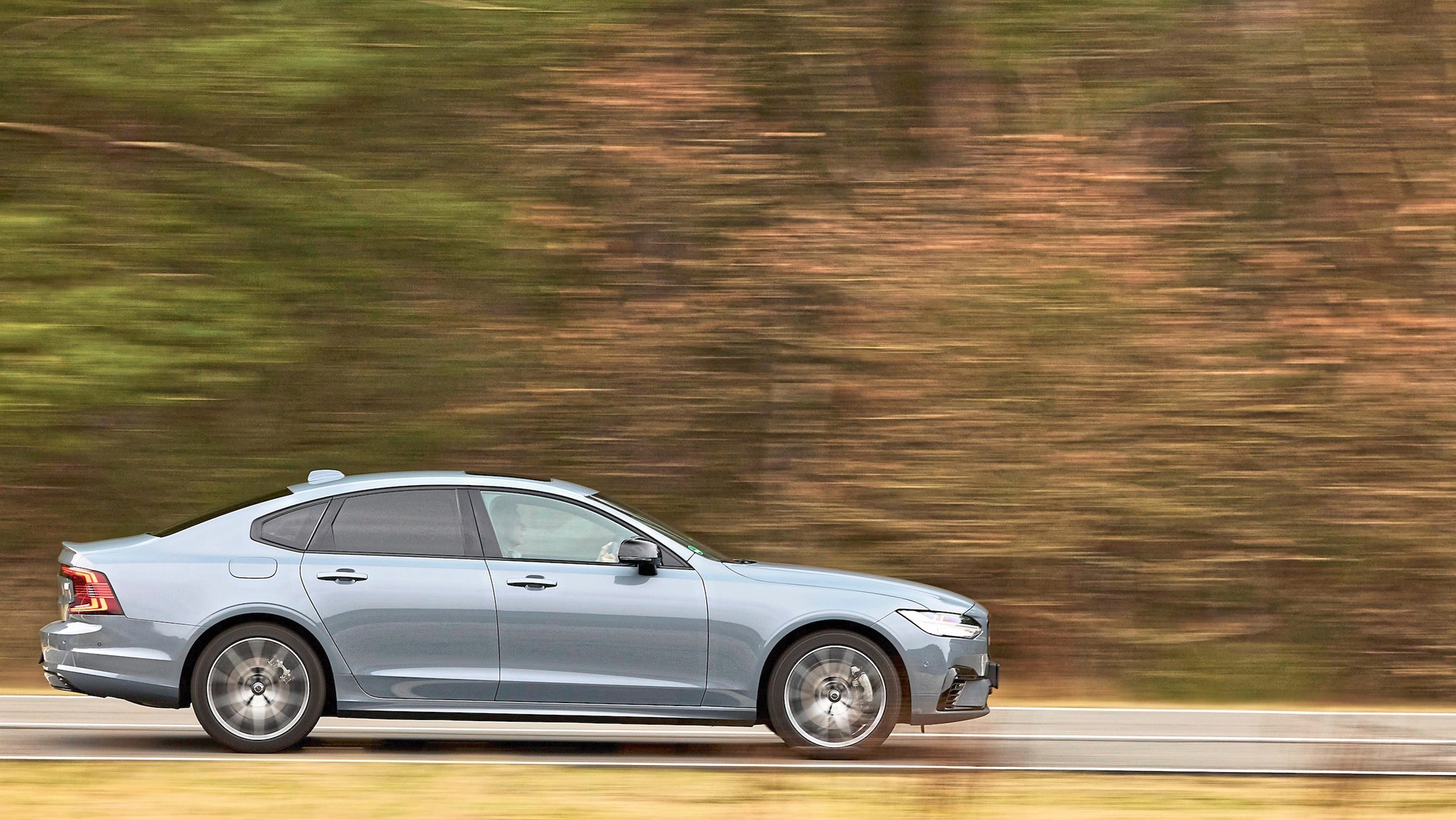 Mercedes E 400 e kontra Volvo S90 T8