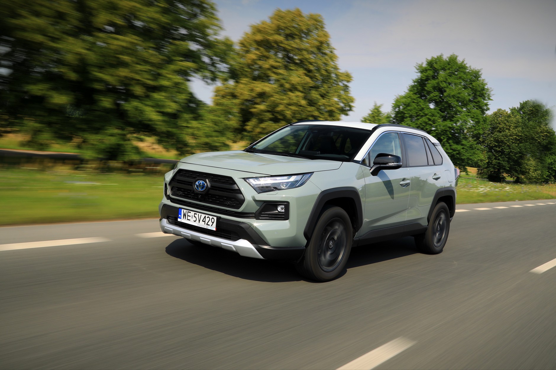 Hybrydowy RAV4 waży 1,7 tony. Większy ciężar (57 proc.) spoczywa na przedniej osi, co sprawia, że samochód jest podsterowny.