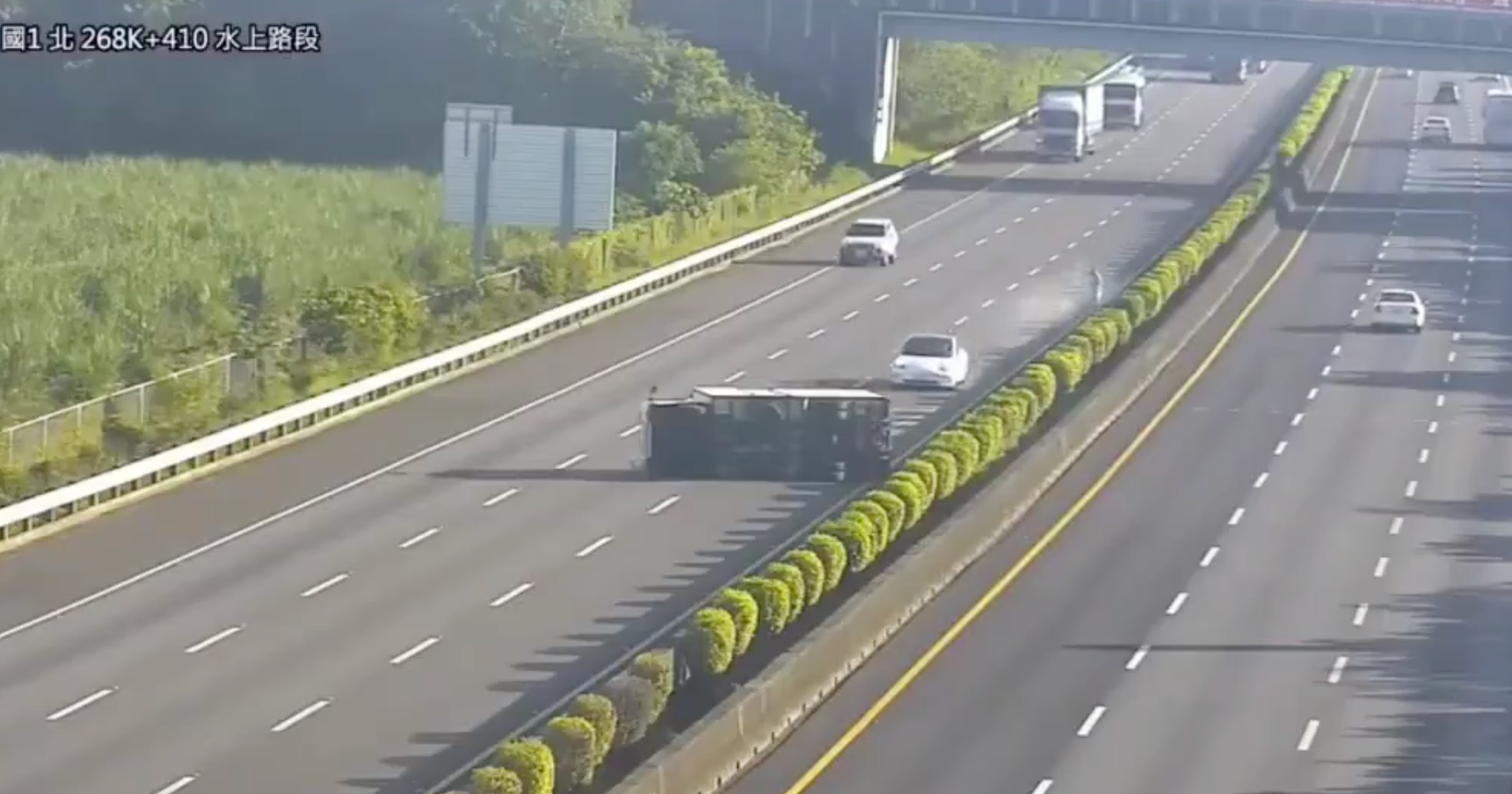 Wypadek na autostradzie (Tajwan) – rozpędzona Tesla wjeżdża w leżącą ciężarówkę