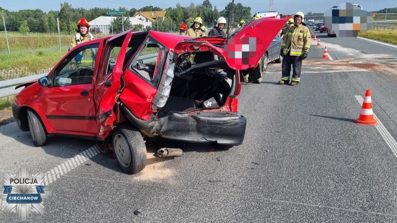 Kierowca zatrzymał się na środku drogi, ponieważ chciał się napić