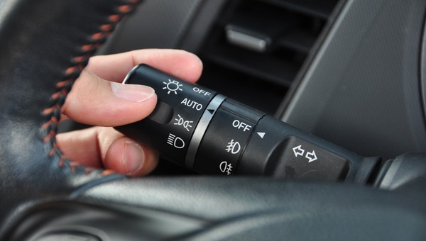 Kierowcy znowu zapominali o odpowiednich światłach. Tryb "auto" nie zawsze działa