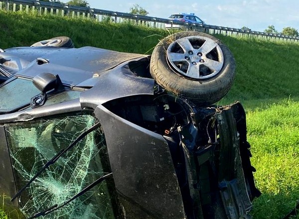 Wypadek na autostradzie A1. Dachował i wypadł z drogi