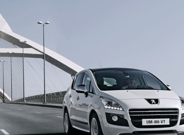 Peugeot startuje z hybrydami