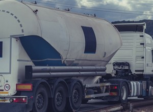 Anglia: jechali za tirem z cementem. Myśleli, że wiezie benzynę