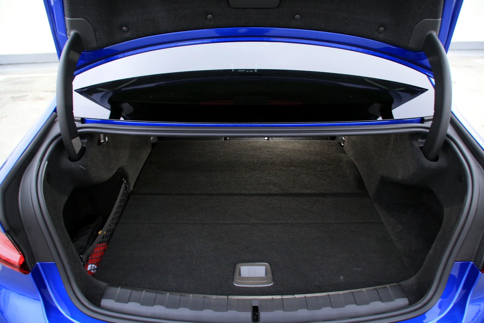 Z powodu akumulatora trakcyj-nego (11,2 kWh) przestrzeń ba-gażowa kurczy się z 480 do 375 l.