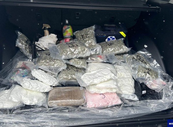 Policjanci dokładnie przeszukali Mercedesa. "Skarby" znaleźli w przestrzeni technicznej