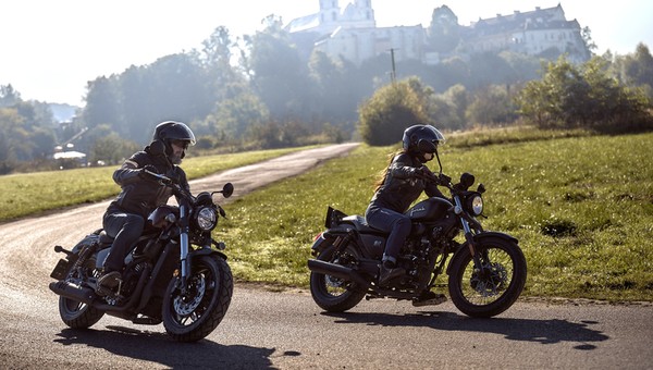 Junak M12 Vintage 400 (po lewej) i Junak M12 Vintage 125
