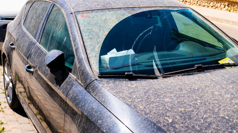 Żółty pył na samochodzie