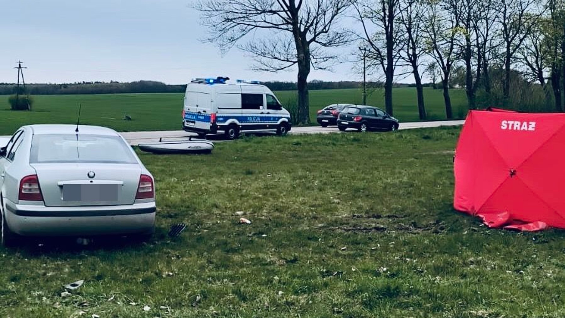Obraz pochodzący z serwisu https://slupsk.policja.gov.pl/m19/aktualnosci/wiadomosci/131931,Policjanci-pracuja-na-miejscu-smiertelnego-wypadku-w-Gminie-Glowczyce.html