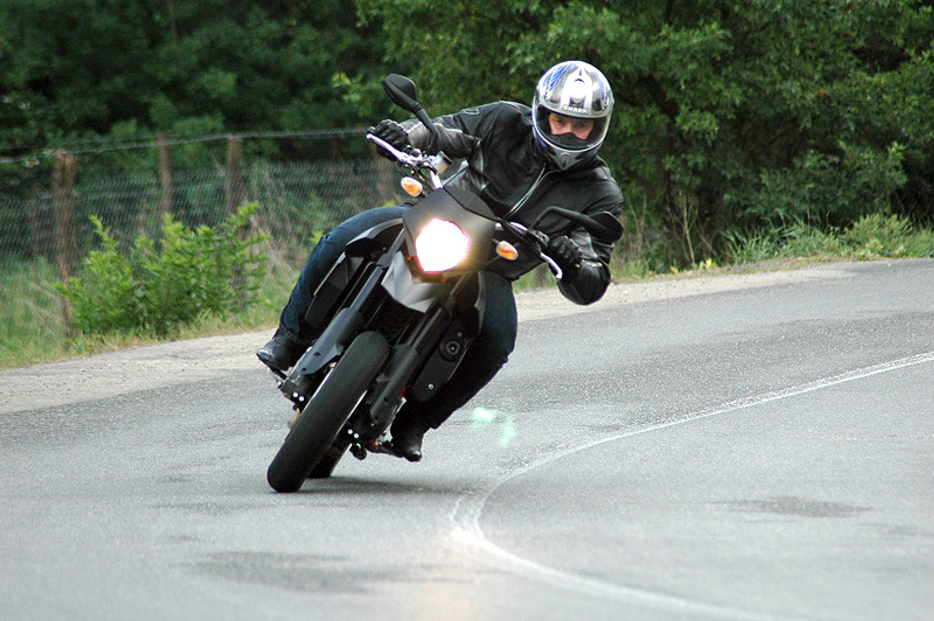 KTM 950 Supermoto R: duży dzikus (test)