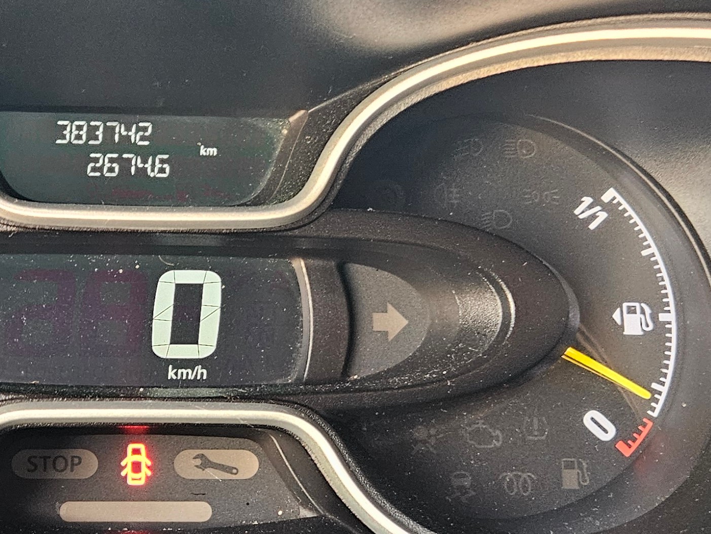 Wiele egzemplarzy ma wysokie przebiegi, często nawet znacznie wyższe niż stan licznika.