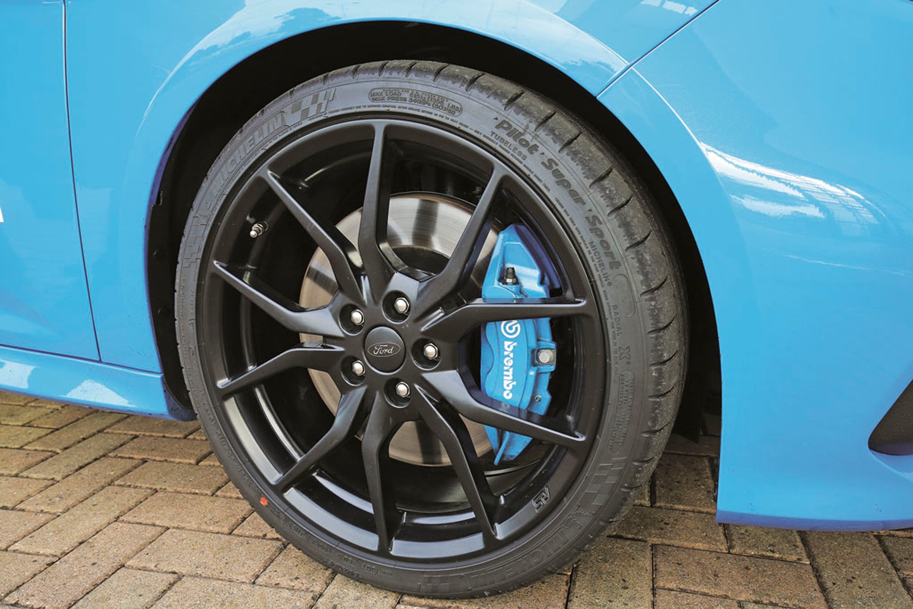 Honda Civic Type R kontra Ford Focus RS - który hot-hatch jest lepszy na torze?