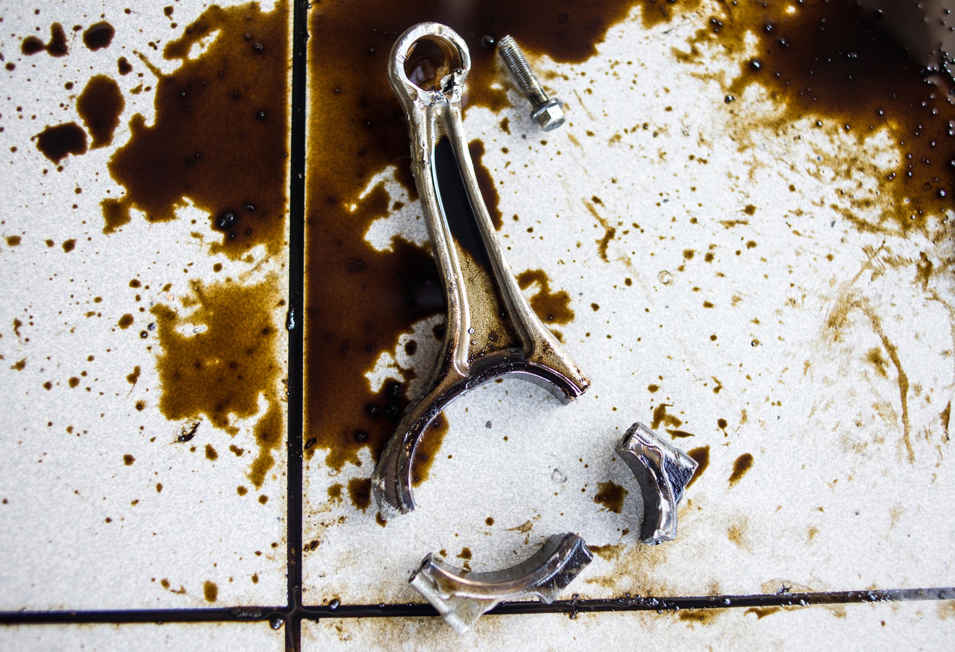 Uszkodzony korbowód silnika