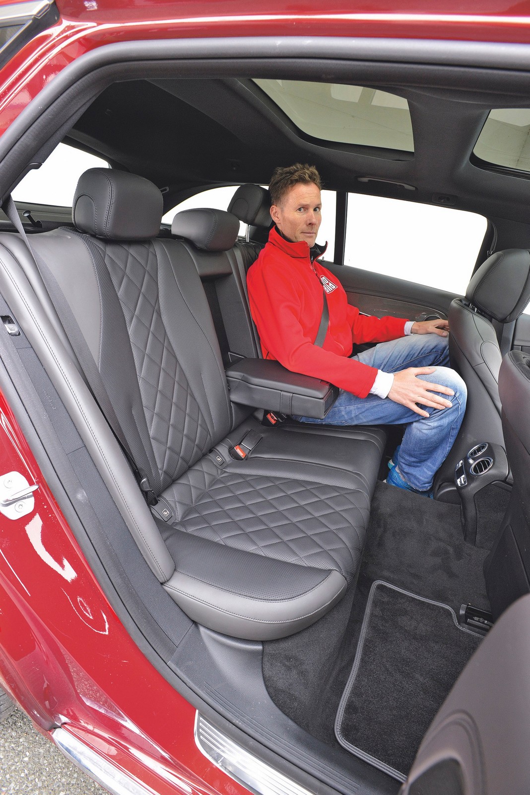 Porównanie: Mercedes E220d kontra Volvo V90 D4