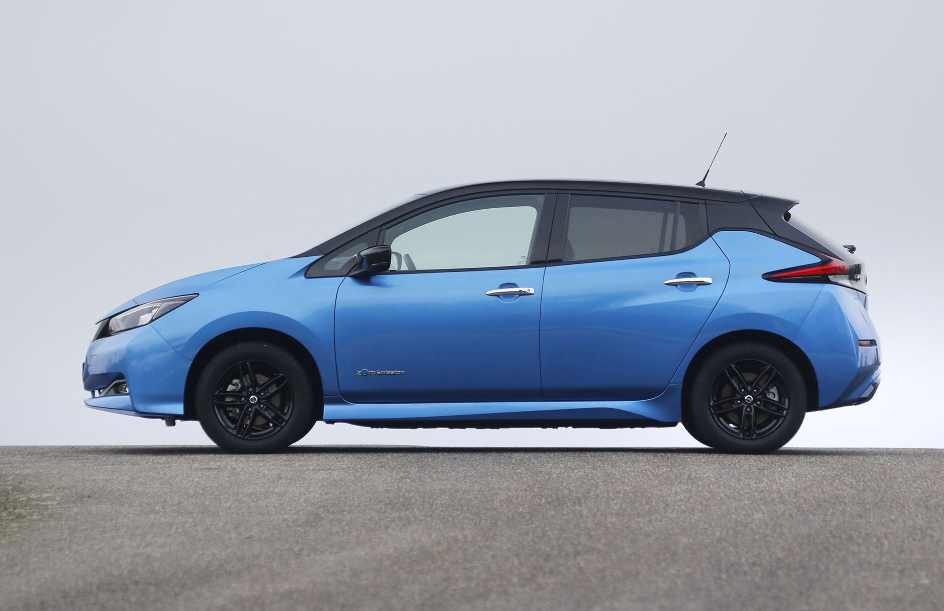 Hyundai Ioniq kontra Nissan Leaf - auta elektryczne dla ludu