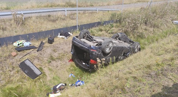 Kierowca BMW dachował na drodze S5. Wypadek przeżył tylko pies