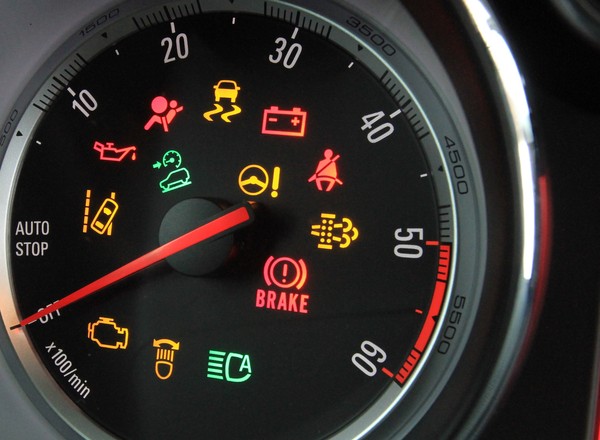 Czy wiesz, co oznaczają te kontrolki w aucie? Tylko niektóre można przez jakiś czas ignorować