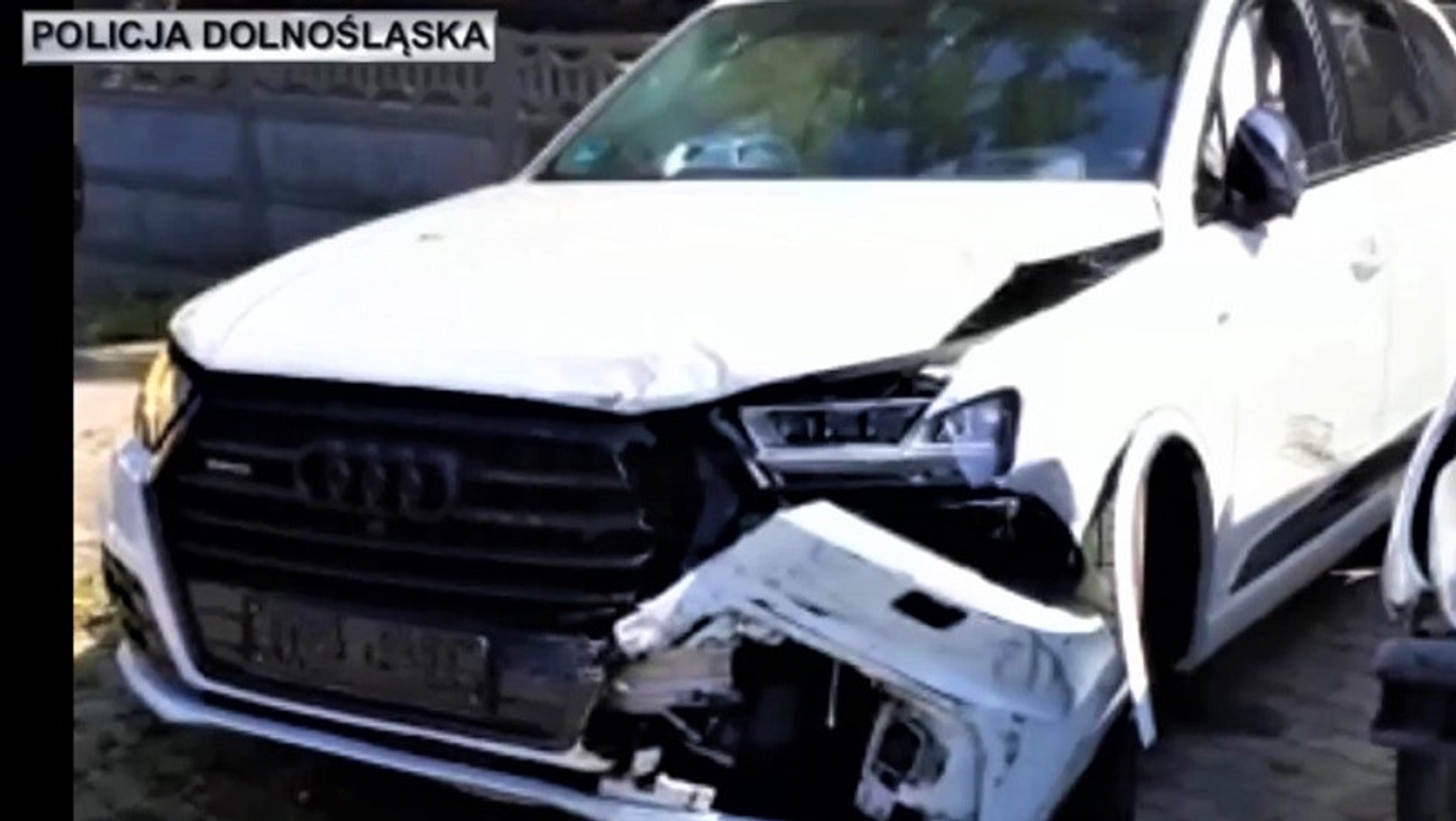 Uszkodzone, skradzione Audi Q7, którym szalał 20-latek