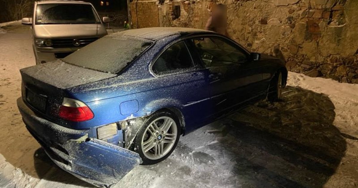 Pod pozorem pomocy ukradł BMW