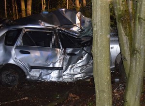 Rozbił samochód na drzewie. Uciekł i zostawił ranną pasażerkę. Zmarła