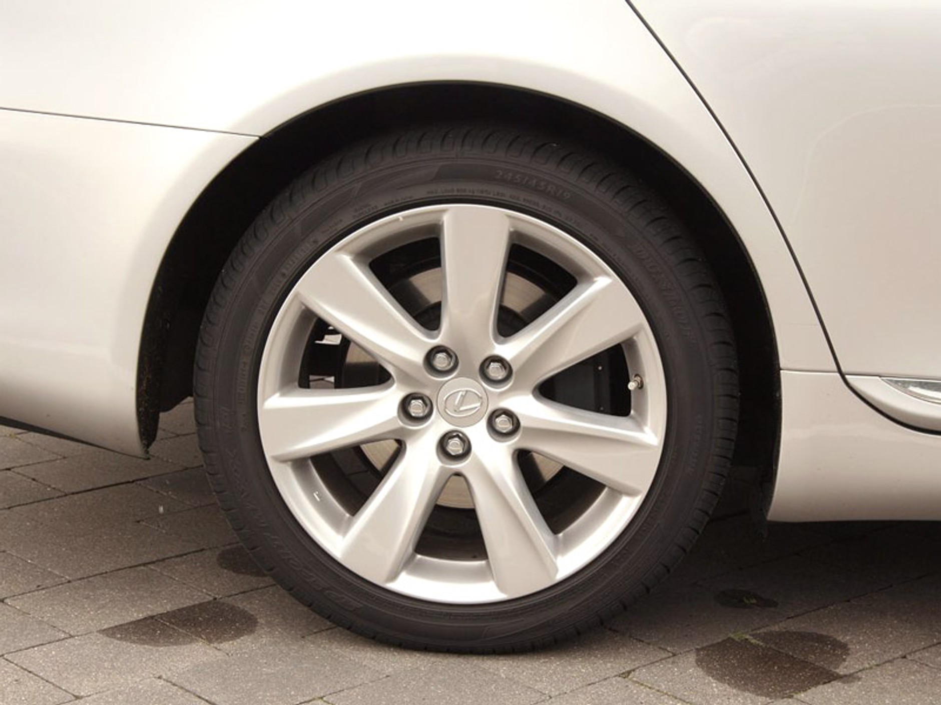 Lexus: hybrydowe wersje modeli GS i LS z większym bagażnikiem