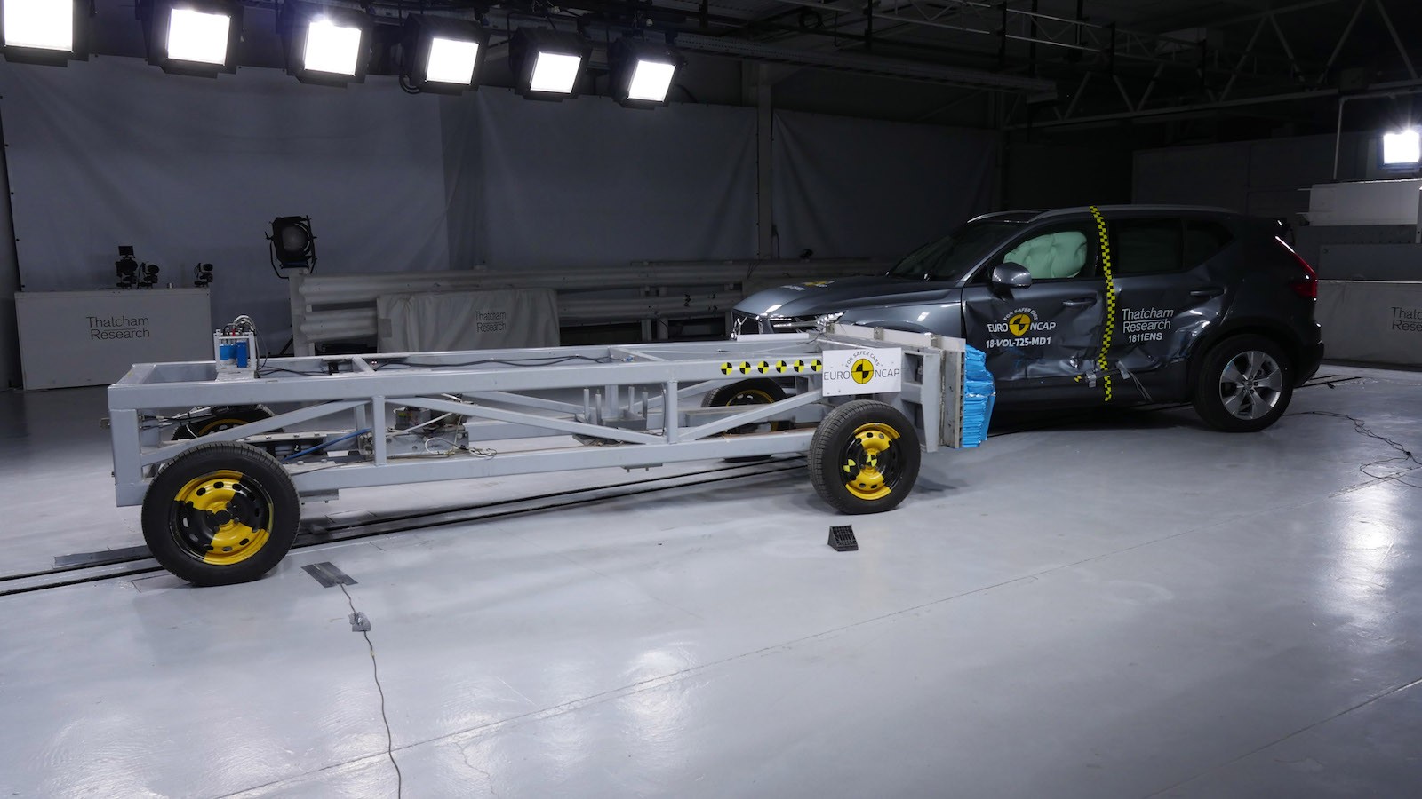 Crash test Volvo XC40 i Forda Focusa