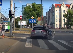 Rowerzysta po alkoholu wjechał w Mercedesa. Czy skończy się na mandacie?