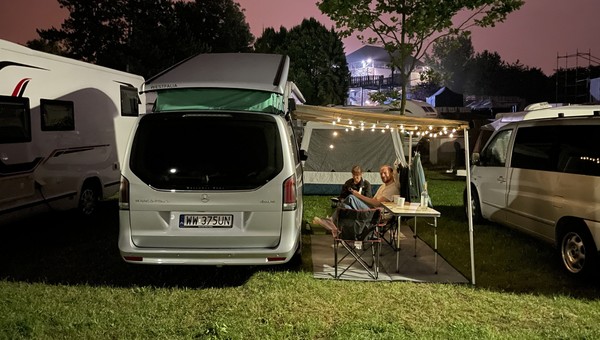 Mercedes Klasy V Marco Polo na kempingu podczas festiwalu Colours of Ostrava w Czechach
