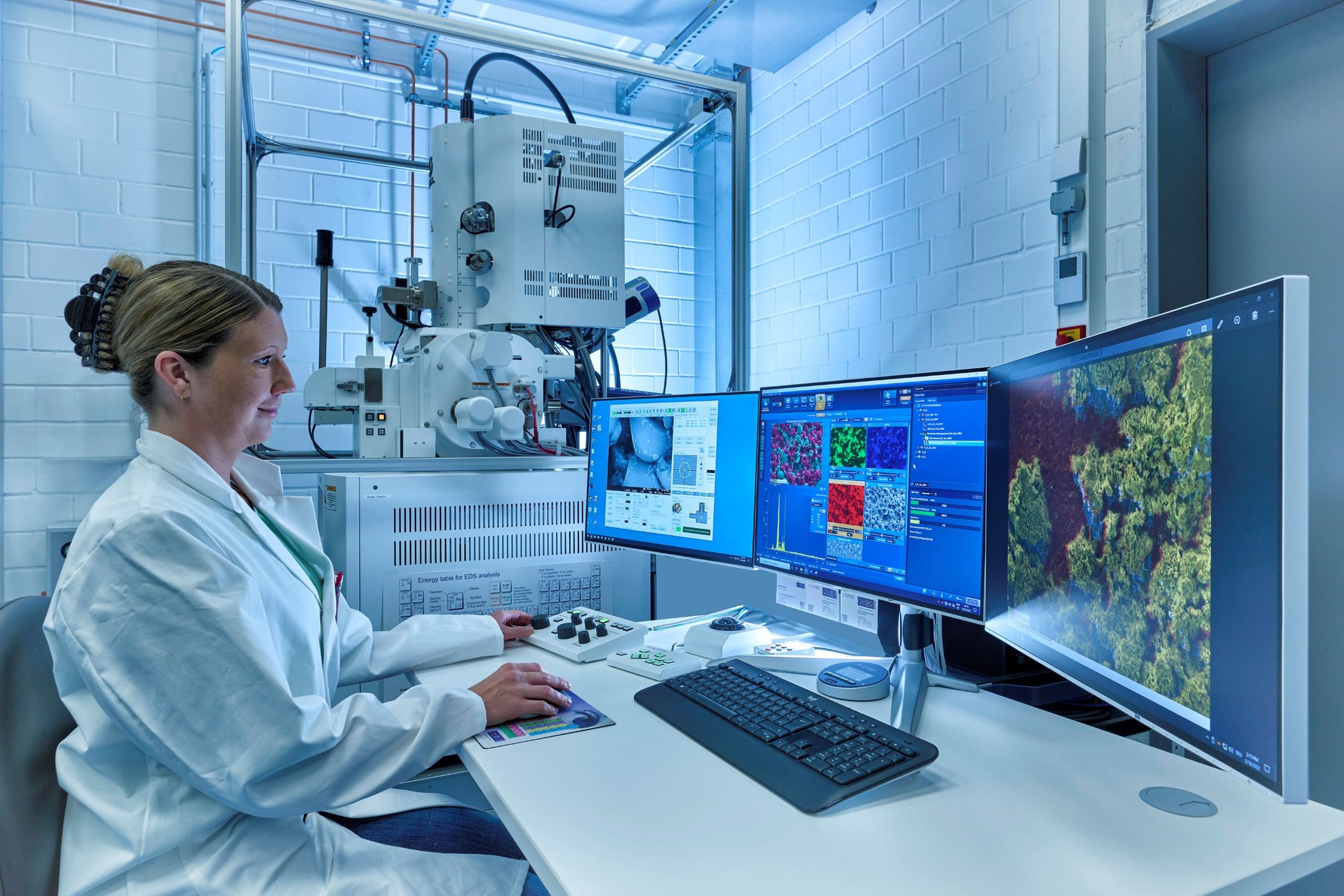 Gigafabryka akumulatorów trakcyjnych koncernu VW w Salzgitter: po symulacji cyklu życiowego ogniwa bada się je pod mikroskopem powiększającym wybrany element nawet milion razy