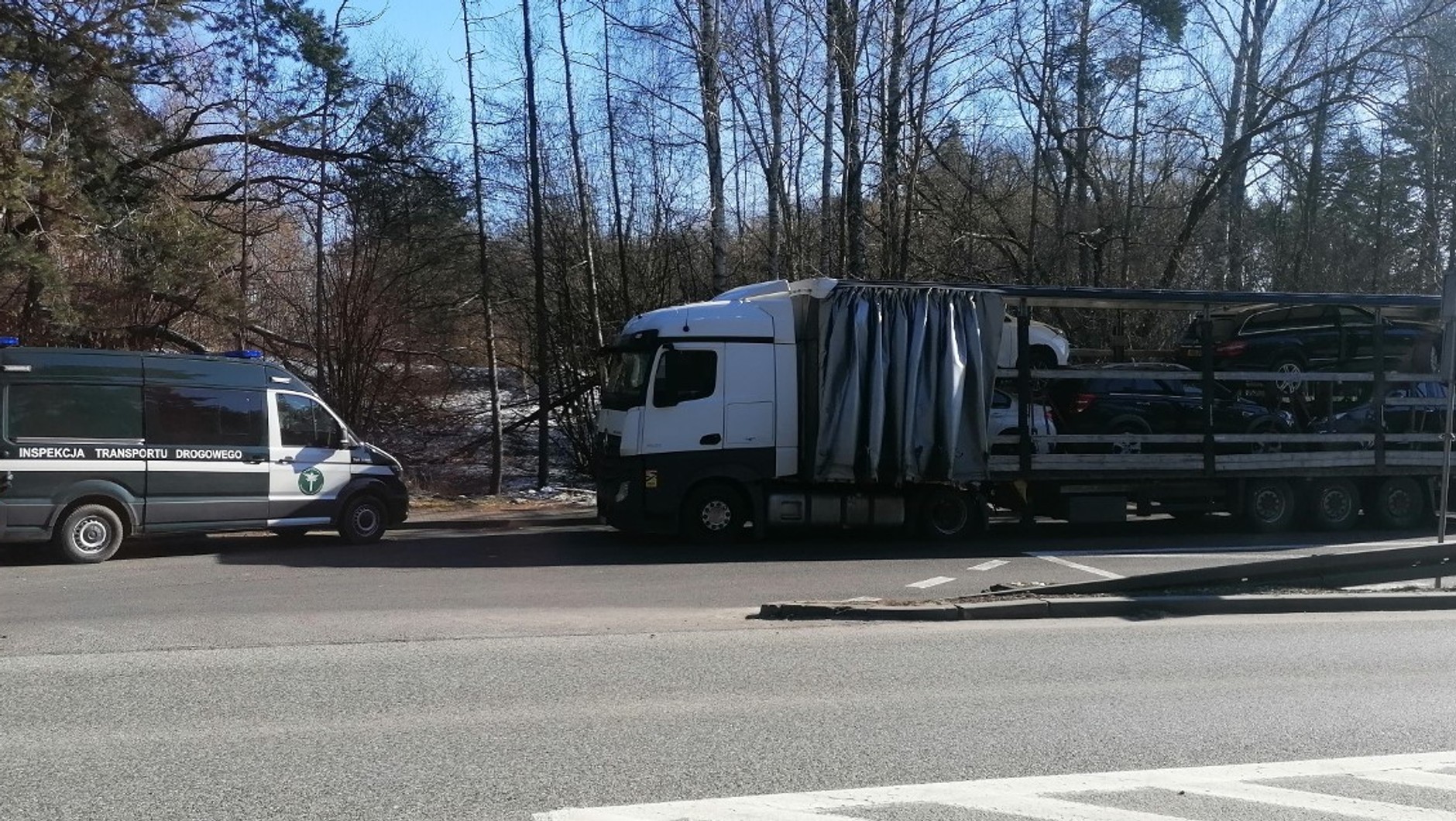 Patrol ITD wstrzymał transport samochodów z Wielkiej Brytanii na Litwę — te m.in. były źle zabezpieczone