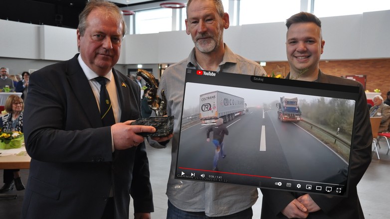 Stefan Erdmann (pośrodku) został nagrodzony za swój odważny czyn