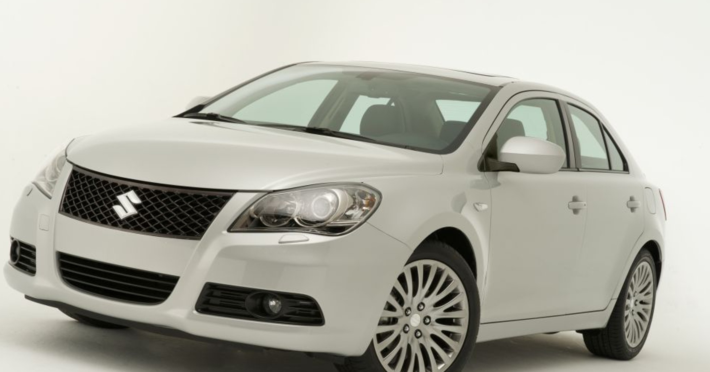 Suzuki Kizashi - Świeżutkie zdjęcia nowego, sportowego sedana