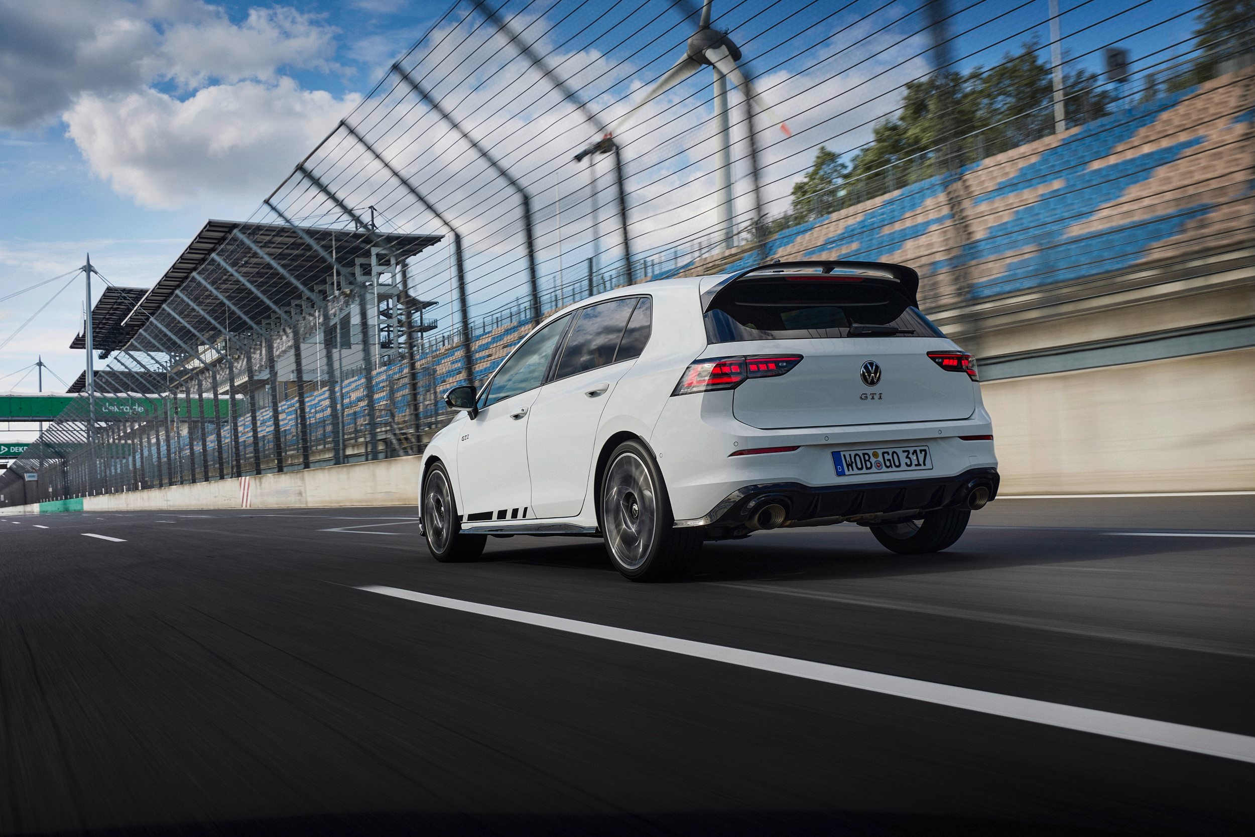 "Każdy uśmiech jest bezcenny". Volkswagen obniża ceny GTI