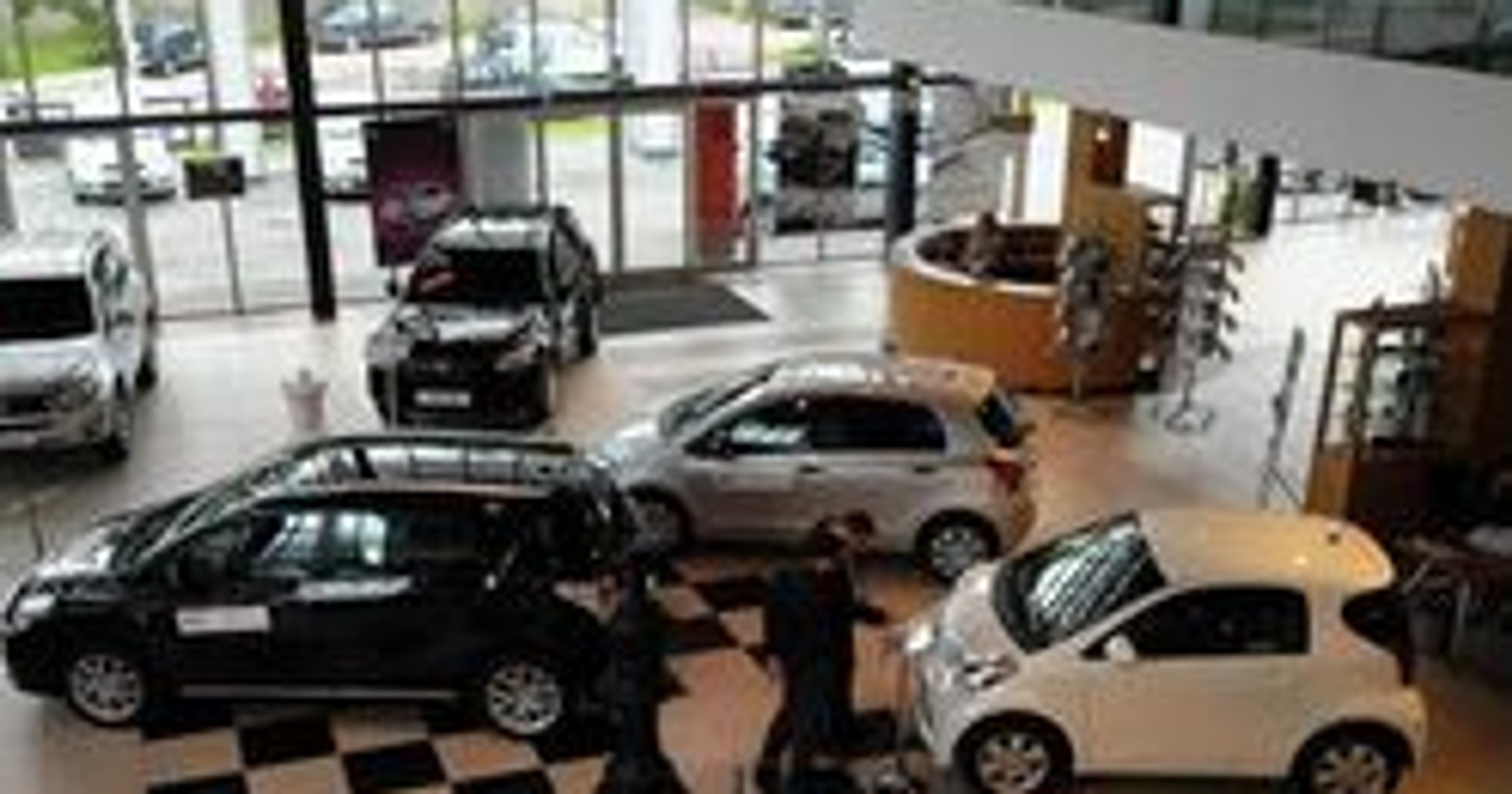 Wyprzedaż rocznika 2009. Promocje w polskich salonach.
