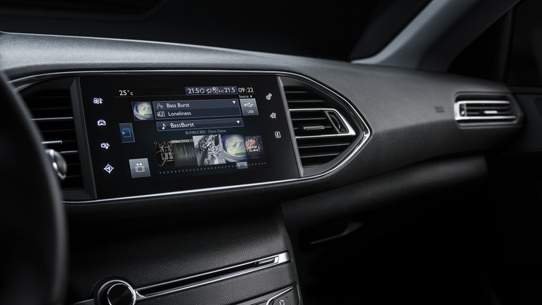 Póki co Denon dostępny jest jako opcja tylko w zestawieniu z multimedialnym radiem i ekranem dotykowym 9,7 cala.