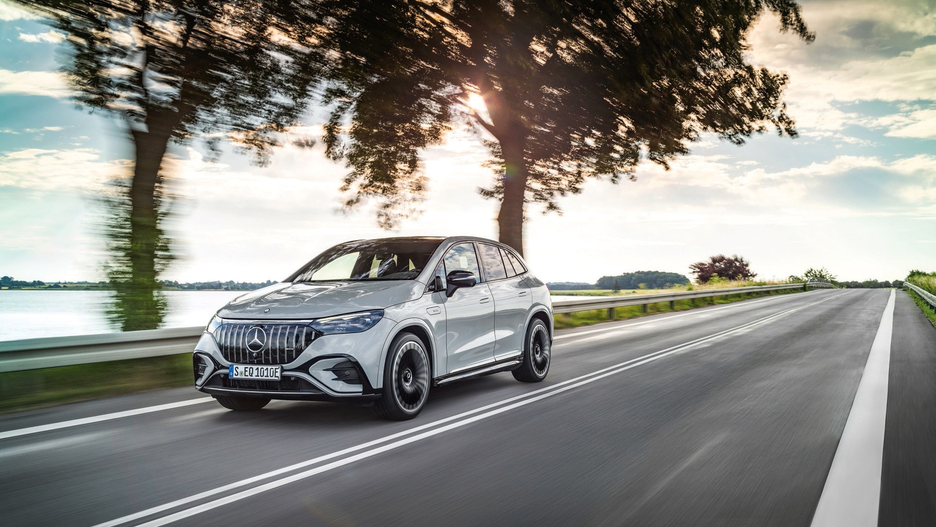 Mercedes EQE SUV zaprojektowany w charakterystycznym purpose design elektryków Mercedesa. Obligatoryjne stopnie przy drzwiach poprawiają aerodynamikę