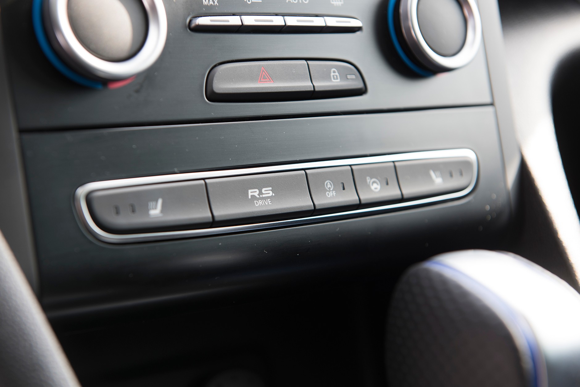 Renault Megane GT vs. VW Golf R