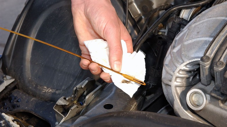 Jak sprawdzić poziom oleju?