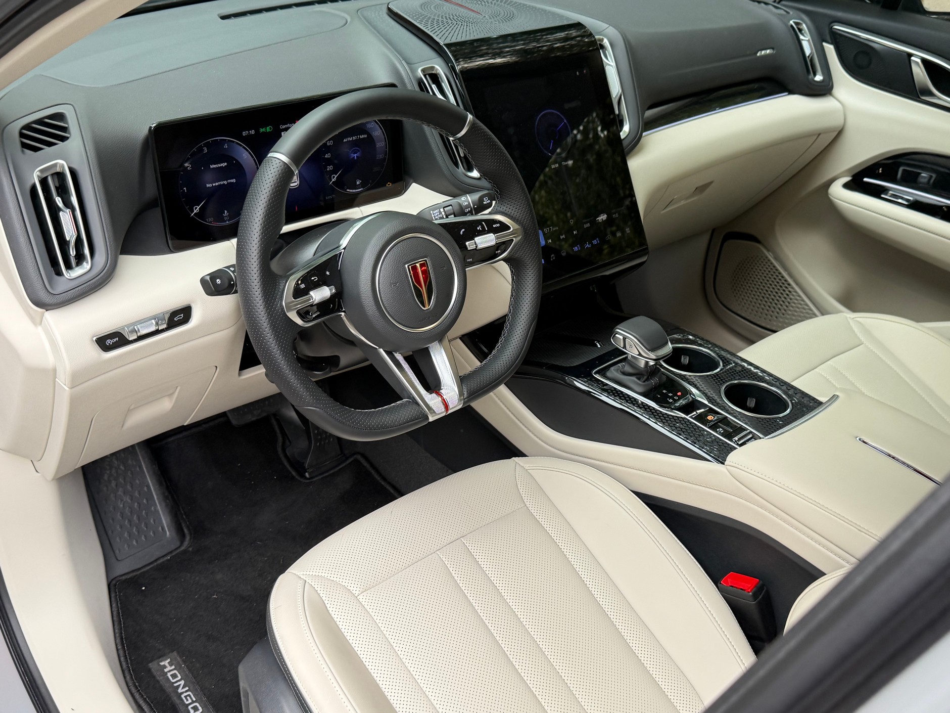 Hongqi HS3