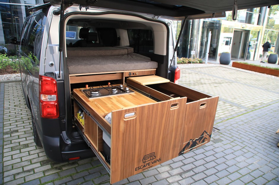 Zestaw kamperowy zamontowany w Toyocie Proace Verso