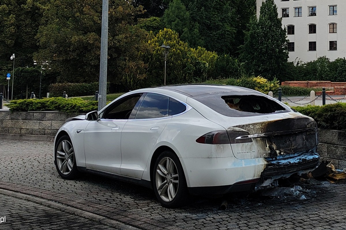 Tesla Model S paliła się w Brzegu. Zebrany materiał nie budził wątpliwości